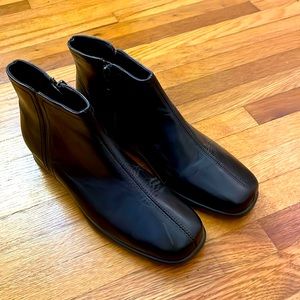 NWOT Aerosole Brown Booties